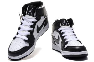 Nike Air Jordan 1 Retro черные с белым (35-44)