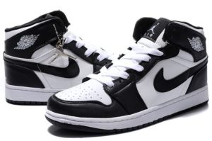 Nike Air Jordan 1 Retro черные с белым (35-44)